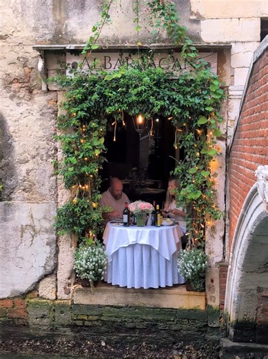 📍Ai Barbacani, Venice such a romantic canal view table where you can watch the gondolas go by ❤️ #venice #venicerestaurants #aibarbacani #venezia #canalview