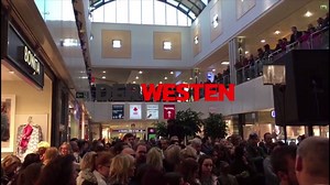 Jetzt singt sie auch noch: Gina-Lisa setzt auf Musik - und Hunderte kamen nach Essen zur Vorstellung ihres ersten Albums. Mehr Infos gibt es hier: http://www.derwesten.de/staedte/essen/id209684911.html | Der Westen