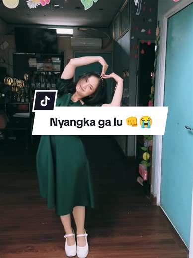Jujur, ga nyangka banget dressnya CANTIK BANGET!!! Semua detailnya beneran rapih, kaitannya, desainnya dan bahkan ada kantong hidup di kanan dan kiri. Bahannya juga ga main-main, kain premium ini mah. Nyangka ga lu 😭 buruan co deh kata aku mah. semua koleksinya juga banyak. #dressemerald #emerald #dressnatal #cantik