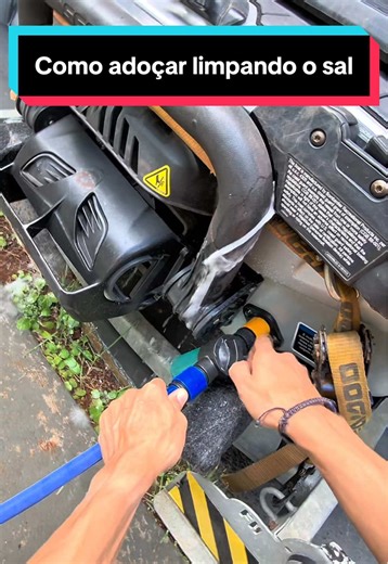 Meus trem é tudo em dia! 🤩🛁🚀 O Salt Clean é um produto que funciona como uma especie de detergente que tira o resíduo de sal dos componentes do circuito fechado de arrefecimento do motor. Não é que a água do mar entra no motor, ela entre por alguns dutos que captam essa água e andam como se fosse uma serpentina pelas partes que esquentam, elas funcionam como um trocador de calor, chegando fria e saindo quente, mantendo a temperatura do teu jet sempre na melhor performance! Esse produto vai aj