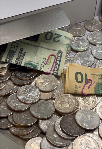 Day 27 Trying to Win MONEY from a Coin Pusher! #arcade #arcadewarrior #coinpusher #money #challenge #foryou #fyp