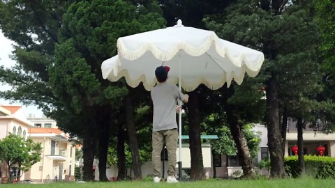 JONATHAN Y Collins 9 ft. Cottage Tassel Market Patio Umbrella with Auto-Tilt, Crank, Wind Vent and UV Protection in White/Cream UMB1001A