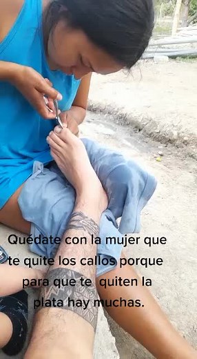 Quédate con la mujer que te quite los callos