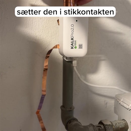 ⏰ Sidste chance – juletilbuddet slutter på søndag! ✨ Louise oplever allerede tydelig forskel med KalkPro. Mindre kalk i hverdagen – og rengøringen er blevet meget lettere. Louise har fået færre kalkaflejringer i både bad og køkken, fordi kalken ikke længere sætter sig hårdt som før. Derfor anbefaler hun KalkPro – og nu er det sidste chance for at få den på juletilbud. ✔ Virker på ALLE rør – også plast og PEX ✔ Uden kemikalier – miljøvenlig teknologi ✔ Nem installation på få minutter ✔ 1 års tilf