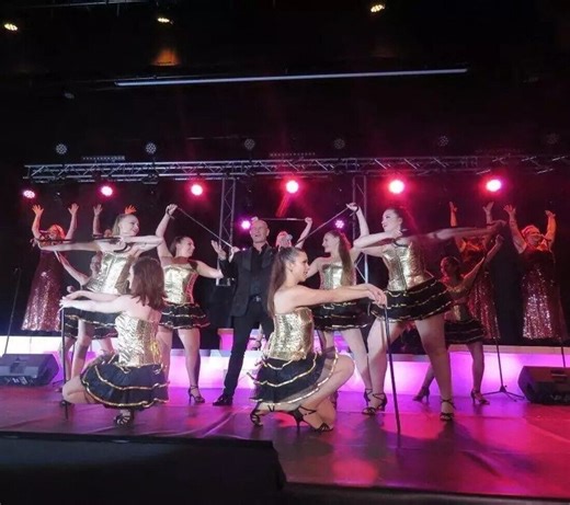 Avec son grand spectacle consacré à Michel Sardou, cette troupe attendue dans le Cotentin