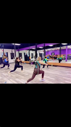 Your knees called, this their favorite workout. ##bungeefitness #bungee #lowimpactworkout #groupfitness