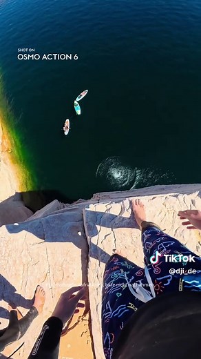 Wer kennt den wahren Grund für den Stein? 🪨💦 Erst der Stein. Dann der Drop. 🌊 Die Osmo Action 6 hält den ganzen Jump als stabile POV fest – bis zum Splash. 📸 @benji.gage #dji #osmoaction #osmoaction6 #actionkamera #povkamera