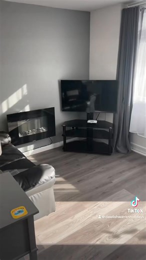 🌿✨ A Dawlish Day to Remember ✨🌿 This morning’s stroll from Dawlish Warren Holiday Homes to Dawlish town was pure Devon magic. The sea breeze, the gentle hum of the trains, and that unmistakable scent of salt and wildflowers—every step felt like a postcard come to life. 🦢 And then… the black swans. Graceful, iconic, and utterly captivating. They glided across the water like they knew they were the stars of the show. If you’ve never seen them up close, you’re missing a little piece of Dawlish w