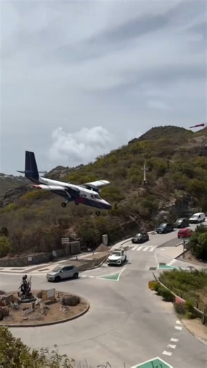 ce n'est pas de l'IA, juste un classique atterrissage à Saint Barthélémy !