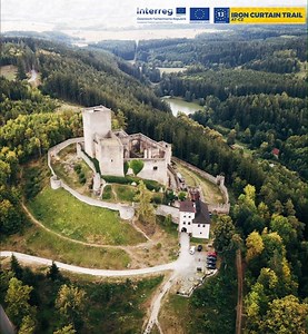 🚴🏼‍♂️Grenzerfahrung: auf den Spuren des Eisernen Vorhangs, am IRON CURTAIN TRAIL. Bunkeranlagen, Wachtürme und Reste des Grenzzaunes säumen den Weg durch unberührte Natur. https://www.waldviertel.at/iron-curtain-trail-euro-velo Mit Unterstützung von INTERREG V-A Österreich-Tschechische Republik/kofinanziert aus Mitteln des europäischen Fonds für regionale Entwicklung. | Waldviertel Tourismus