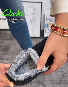 QVC Reviews – CLARKS "OMG I love this! 😍 Super comfy walking boots with arch support 👣 Warm & non-slip for winter ❄️🧣 ✅ Perfect for ladies suffering from bunions ✅ Helps with posture correction ✅ Helps with hammer toe ⭐ Ultra-comfortable — get yours here! 🛒✨" | C-outlets-us11
