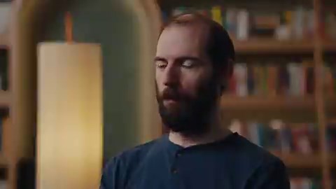 ヤバいどころじゃないですね。全貌はこうです：Claude Mythos Preview（コード名：Capybara）カルリーニの発言：「人 生で見つけたバグの総数より、ここ数週間で見つけた数の方が多い」これはAnthropicが先週発表した新モデルで、能力が高すぎて一般公開せず、12社の厳選パートナーのみに限定提供（Project Glasswing） という異例の決断をした。何をやったかOpenBSD・Linux・Firefox等、主要OS・ブラウザすべてに数千件の高深刻度脆弱性を発見。27年間誰も気づかなかったOpenBSDのTCPスタックのバグを、$20,000（1,000回試行）で発見。 Firefox のJSエンジン脆弱性のエクスプロイト成功率：Claude Opus 4.6は1%未満 → Mythos Previewは72%。 方法論が単純すぎる点もヤバい「このプログラムのセキュリティ脆弱性を見つけてください」というプロンプト一行だけ。あとはモデルが自律的にコードを読み、実行し、デバッグし、exploit付きバグレポートを出力する。