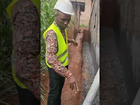 réalisation d'un Drain en zone humide sous un mur poids de soutènement.