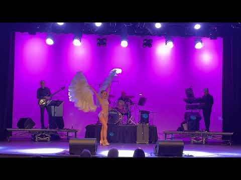 Fan dance burlesque showgirl
