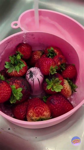 Washing Fruit the Old Way? Nah… 🍓💦 #ViralHack #DIYTest
