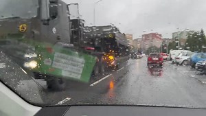 Kolejny ciężki sprzęt - transportery pływające - jedzie do punktu zbornego. Będzie do dyspozycji Wojewody. | Miasto i Gmina Nysa