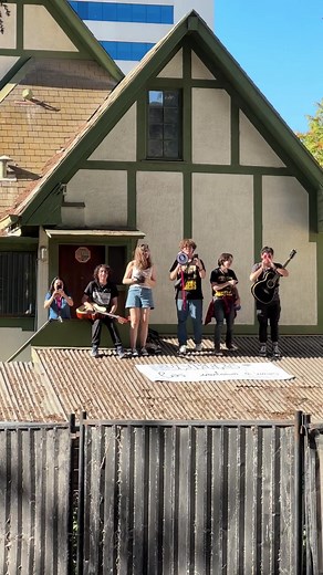 Desde los techos al lado de la Quinta Vergara unos amigos y amigas nos cantaron al paso ❤️ #LosBunkers #viñadelmar