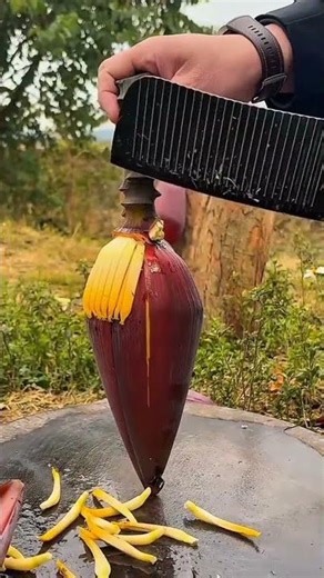 how to cut the heart of a banana tree using a knife