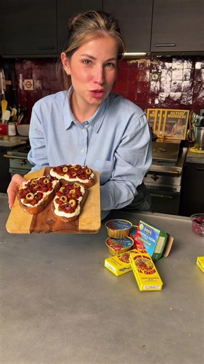 Advertentie 🍅 de beste puttanesca saus maak je ongetwijfeld met de Pomo e Legumi van #elvea Wat heb je nodig voor 4 rijkelijk belegde toasts: 1 potje pomo e legumi Handvol olijven 2 koffielepels kappertjes 4 filets ansjovis Olijfolie 4 el skyr/yoghurt… 2 tl gerookt paprikapoeder Peper en zout Lookpoeder Brood/baguette #voorjou