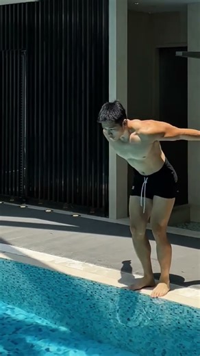 Muscle by the Pool 池畔肌肉好风光