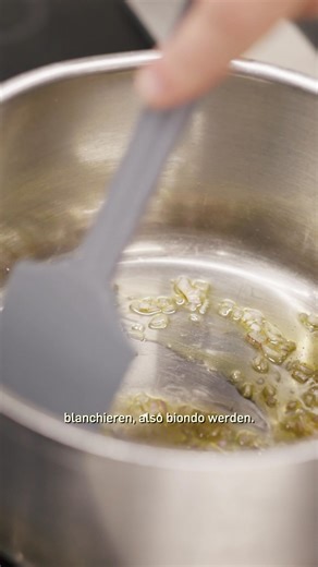 Cremig, süß, scharf – und unwiderstehlich herbstlich 🎃🇮🇹 Luigi Barbaro verwandelt ein einfaches Kürbisrisotto in ein kulinarisches Kunstwerk: cremig und aromatisch, mit feiner Amaretti-Süße und einer Balsamico-Chili-Reduktion von CONTE DeCESARE, die das Gericht perfekt abrundet. ✨ Ein Löffel und der Herbst schmeckt nach Italien. 🇮🇹✨ Das ganze Rezept findest du hier 👉🏼 https://www.falstaff.com/at/rezepte/kochen/risotto-alla-zucca-mit-amaretti-und-balsamico-chili-reduktion Regina Margherita