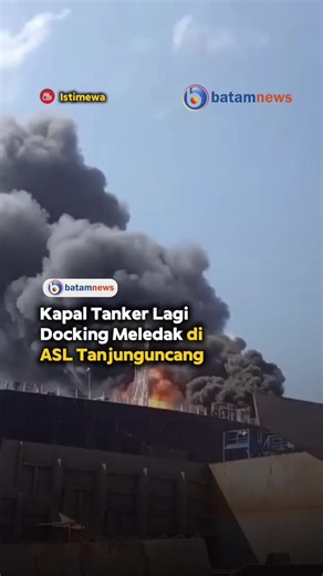 Sebuah kapal tanker terbakar di galangan kapal PT ASL Shipyard, Tanjunguncang, Batam, Selasa (24/6/2025) pukul 15.40 WIB. Api berkobar hebat di bagian anjungan kapal dan menimbulkan asap hitam pekat. Belum diketahui penyebab pasti kebakaran. Sejumlah pekerja tampak panik dan menjauh dari lokasi. Pemadam kebakaran dikerahkan, dan hingga kini belum ada laporan resmi terkait korban maupun kerugian. #batamnews #batam