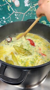 Ciorba cu ardei umpluti si smantana Reteta 🌸spate de gaina 🌸piept de pui 2 🌸4-5 pulpe de pui dezosate 🌸2 maini mici de orez 🌸sare cimbru piper patrunjel 🌸2-3 cepe 🌸ceapa verde 🌸praz 🌸telina 🌸pastarnac 🌸morcovi 🌸200 gr rosii 🌸300 gr smantana 🌸2 galbenusuri de ou 🌸ardei kapia | Ella Cooking