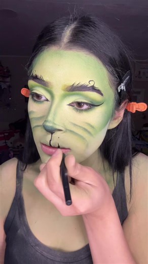 Creative Grinch Makeup Tutorial for Holiday Fun