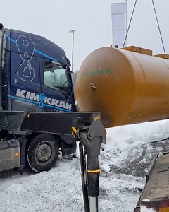 1K views · 398 reactions | 80000 L tank - det er ikke hverdagskost på Innlandet. Vi satser og vi satser STORT på drivstoff. Samløft fra kimkraninnlandet satte tanken trygt på plass. Trenger du og din bedrift billig og forutsigbar drivstoffpriser? Ikke nøl med å ta kontakt på post@poleringskongen.no - eget kort til alle ansatte / biler, en faktura pr mnd samt gode rabatter - PS vi leverer også ute på anlegg. #poleringskongen #drivstoffkongen | Poleringskongen | Facebook