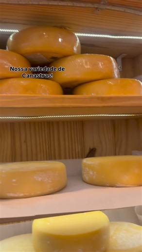 Queijaria Nacional on Instagram: "🧀⛰️ Canastra é mais do que um queijo — é um mundo inteiro dentro de uma peça. Nesse vídeo eu reuni diversos produtores da Serra da Canastra pra mostrar uma verdade que a gente ama aqui na Queijaria Nacional: não existe “uma” Canastra. Existem Canastras. Cada fazenda, cada microclima, cada rebanho e cada maturação imprimem uma personalidade diferente — do mais amanteigado e delicado ao mais firme, picante e cristalizado. E isso que deixa tudo tão especial. ✨ 👃