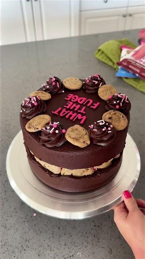 Had so much fun partnering with @sweetlorens on this exploding cookie cake🍫#ad #sweetlorenspartner