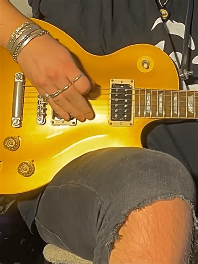 Slash's Iconic Guitar Solo from Tokyo 1992