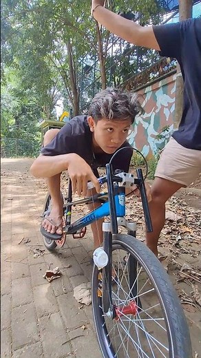 Mr. Rt Rafael reviews a Razor bike using an H steering wheel + racing exhaust!!