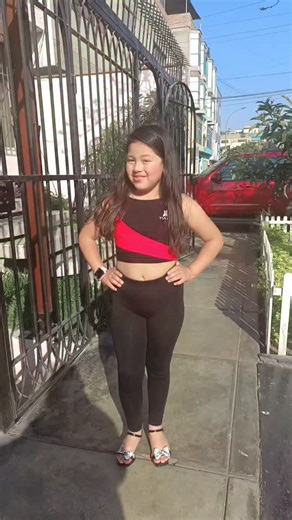 Alice Khaleesi / Vanessa Inga Lee / Modelo ✨💃🏻🎭 on Instagram: "Bailando un Trend viral y siempre con una súper sonrisa ❤️. #modelocomercial #publicidad #viral #modeloinfantil #modelokids #modelopublicitaria #baile"