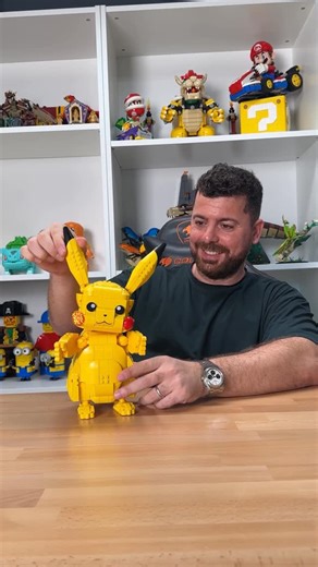 Safa Ömer Kaya on Instagram: "Mega Construx Pokemon | Jumbo Pikachu (825 pcs.) Çocukluğumun vazgeçilmez çizgifilmlerinden olan Pokemon koleksiyonuma bir yenisini daha ekledim. Görseli güzel bir set oldu, sırada bekleyen daha çok fazla set var 😅2026’da Legonun çıkaracağı Pokemon serisini sabırsızlıkla bekliyorum 🤩 I added a new one to my Pokemon collection, one of the indispensable cartoons of my childhood. The visual is a nice set, there are many more sets waiting in line ὠ