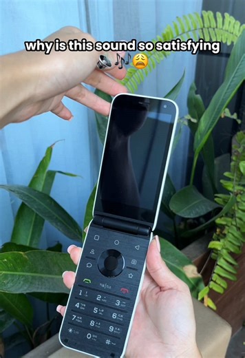 Sound on 🔊 This reel is just pure satisfaction. If you’ve missed that “click” feeling, this is your reminder why flips are back. Go flip through the link in bio. FREE worldwide shipping 🌍📦 #y2kphones #flipphone #retrophone #asmr