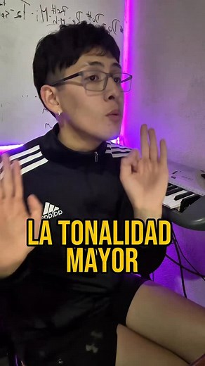 Saber qué acordes pertenecen a una tonalidad es fundamental para cualquier músico, independientemente del instrumento o género. Esta comprensión, basada en la armonía diatónica, es la clave para: 🔸Composición y Arreglos🔸Improvisación🔸Transposición🔸Análisis Auditivo y Lectura En esencia, conocer los acordes de la tonalidad convierte un conjunto de notas aleatorias en un sistema musical lógico y predecible. 🤗 #clasesonline #folkloreargentino #clasesvirtuales #guitarraalpujarra | Iván Escalant