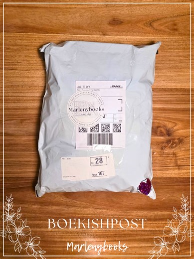 ​📦✨.. Boekish Post ..✨📦 ​Even geen nieuw leesvoer, maar wel geweldige bookish goodies! 😍 Ik zag via @TalkBooksWithMeli deze webshop voorbijkomen en besloot even een kijkje te nemen. Ik kwam eigenlijk voor de nieuwe collectie, maar toen spotte ik deze geweldige trui in de sale bij bookmarks and waterfalls. ​'Fueled by coffee & romance' — tja, dat kon ik natuurlijk niet laten liggen! 😂 ​Ik heb er meteen een verrassingsdoosje met heerlijke zeepjes bij gedaan om de shop uit te proberen. En wauw,