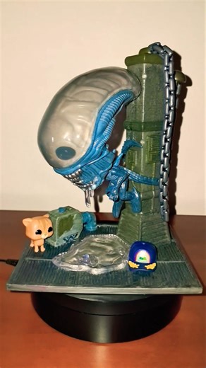 Xenomorph with Jonesy, Alien - Funko Deluxe Pop figure #art