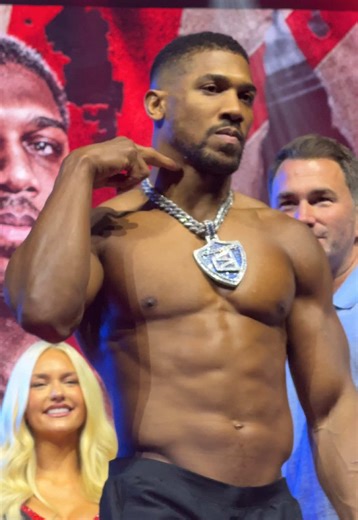 AJ wasn’t happy with Jake Paul 👀😬 #sportbible #anthonyjoshua #jakepaul #foryoupage #boxing @NetflixUK @NetflixSports