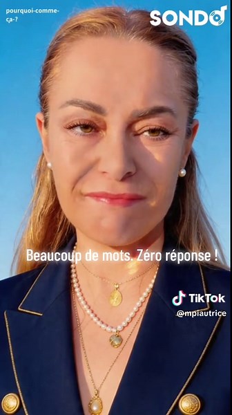 On nous parle tous les jours.Discours, interviews, promesses… Mais plus on écoute, moins on comprend. Toujours les mêmes mots. Les mêmes phrases toutes faites. Comme un script bien répété… sans jamais aller au fond. «Pourquoi comme ça ?» C’est une chanson qui gratte là où ça dérange : le vide derrière les grands discours. Un mélange d’ironie, de lucidité… et peut-être un peu de ras-le-bol aussi. Si toi aussi t’as déjà eu l’impression qu’on te parlait sans jamais vraiment te répondre… écoute jusq