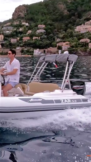 🌊 Le Mercury FourStroke 115 ch propulse le Zar Formenti 53 avec légèreté et efficacité. Allégés par le design, les moteurs FourStroke 115 et 150 ch sont les plus légers de leur catégorie, améliorant vitesse et consommation, tandis que le Zar 53 assure un confort exceptionnel à bord. #MercuryMarine #MercuryOutboards #FourStroke #HorsBord @brandidboat Kévin Pittet | Mercury Marine France
