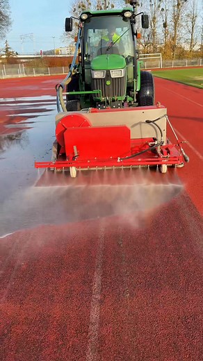 Uwaga! Mocne dźwiękowe doznania i jeszcze mocniejsze efekty wizualne. ❌ bez chemii ❌ bez środków żrących ❌ bez szorowania ❌ bez zdzierania ❌ bez ingerencji w podłoże ❌ bez naruszenia struktury tartanu ✔️ sama woda ✔️ ciśnienie ✔️ wypłukiwanie ✔️ zbieranie ♻️ W ten ekologiczny sposób tartan na stadionie przy Grunwaldzkiej przechodzi gruntowne czyszczenie. Efekt? Zobaczcie sami! Niesamowite ja wiele zanieczyszczeń potrafi się „wgryźć” w powierzchnię tartanową. Prace trwają — a już za chwilę zapros