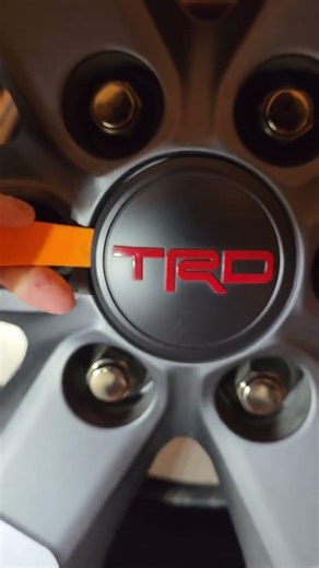 How to quickly remove Toyota wheel's center cap! You can use similar tool or a credit card.