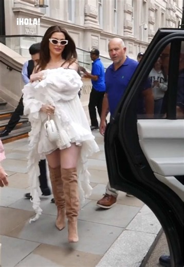 Anne Hathaway look premamá: vestido de volantes y botas
