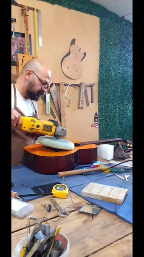 Guitarra final de Restauración #GuitarPolish #luthier #laudero #restauracion #guitarraacustica #guitarraclásica artesano.lutier.perez | Humberto Perez