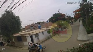 EN LAMBAYEQUE UNA MOTO LINIAL QUE IBA A TODA VELOCIDAD CHOCA VIOLENTAMENTE CONTRA UNA MOTOTAXI QUE IBA CON PASAJEROS . Momentos de terror se vivieron en el parque la Gruta en el sector las dunas de la provincia de lambayeque, luego de que el chófer de la moto lineal que iba a toda velocidad impactara contra un mototaxista que iba con pasajero El conductor, un jovencito que manejaba la moto lineal estuvo a punto de perder la vida por el fuerte choque ya que tampoco contaba con casco de seguridad,