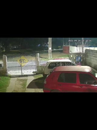 TAXI VOLCÓ Y DEJÓ DOS HERIDOS GRAVES EN MONTEVIDEOUna pareja está en estado crítico tras volcar el taxi en el que viajaban en Piedras Blancas. El conductor perdió el control, el vehículo subió a la vereda y giró varias veces. Las víctimas sufrieron traumatismos y fueron internadas.El accidenteOcurrió el martes de noche en Piedras Blancas, en la intersección de camino Paso de la Española y camino Repetto. La pareja sufrió múltiples traumatismos tras golpear sus cabezas contra la mampara. Ambos fu