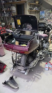 Detallando esta Goldwing 1989 !!! Ya esta vendida y decidimos darle una pintadita para que su nuevo dueño la vea mas bonita !!! YA hicimos afinación y en proceso de cambio de aceite y retenes de barras !!! Aqui se van al 100% | Goldwing Gdl