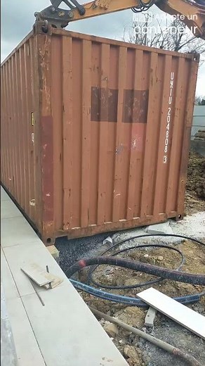 🚚 ✌️ Livraison spéciale d'un container 20 pieds d'occasion à l'aide d'une tractopelle